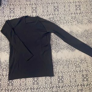 Lightweight long-sleeved athletic top